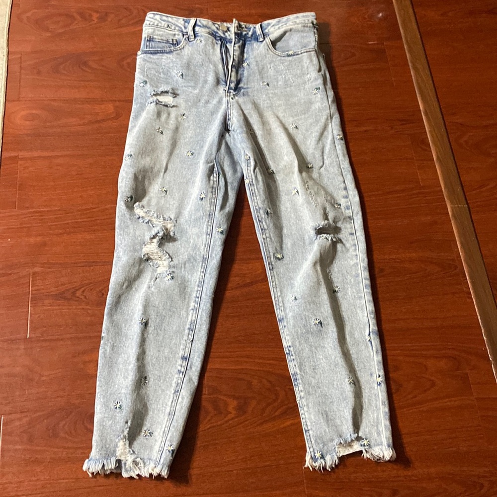 Daisy embroidered mom jeans